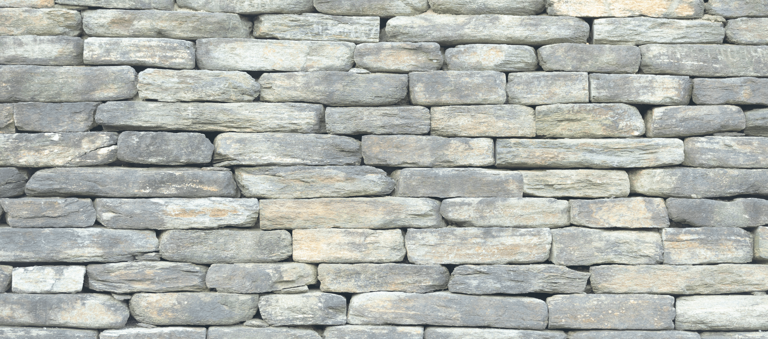 町には温石石で作られた石垣が数多く見られる