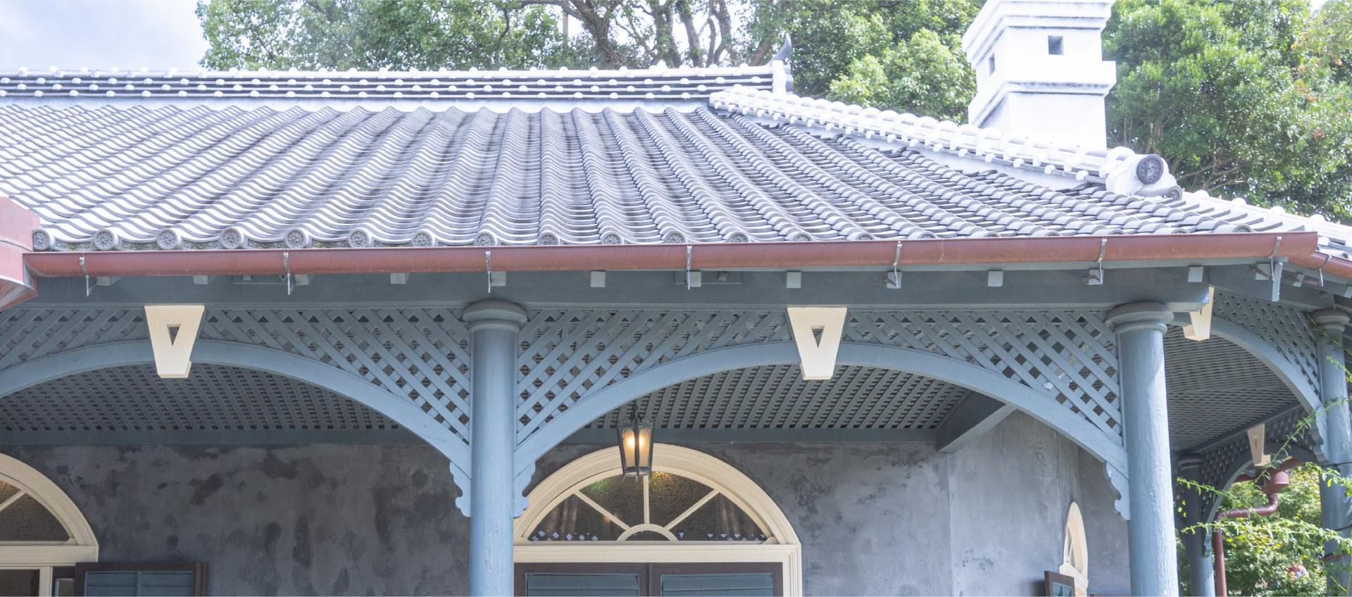 Buildings with Western-style architecture must have been met with astonishment in Japan at the time. The exterior is coated with plaster, while the roof is made of traditional Japanese tiles.