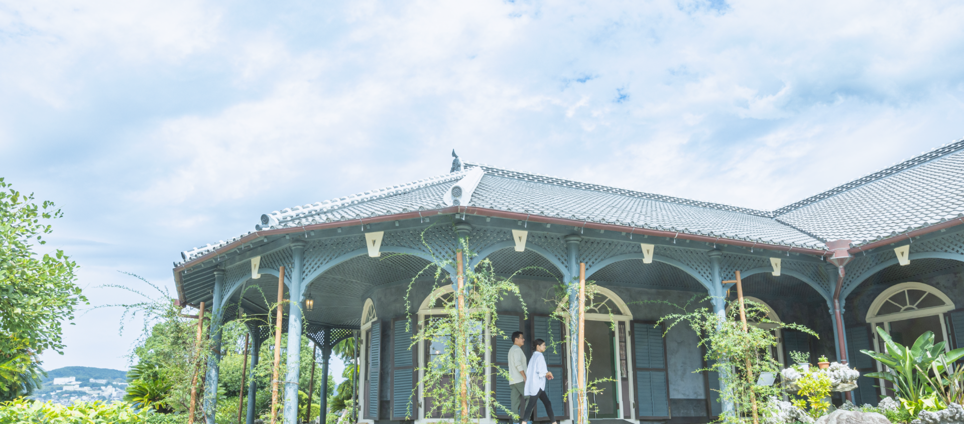 The veranda surrounding the house is designed in a style also seen in East Asia. The column decorations of the veranda are in the British style, while the door windows are in the French style.